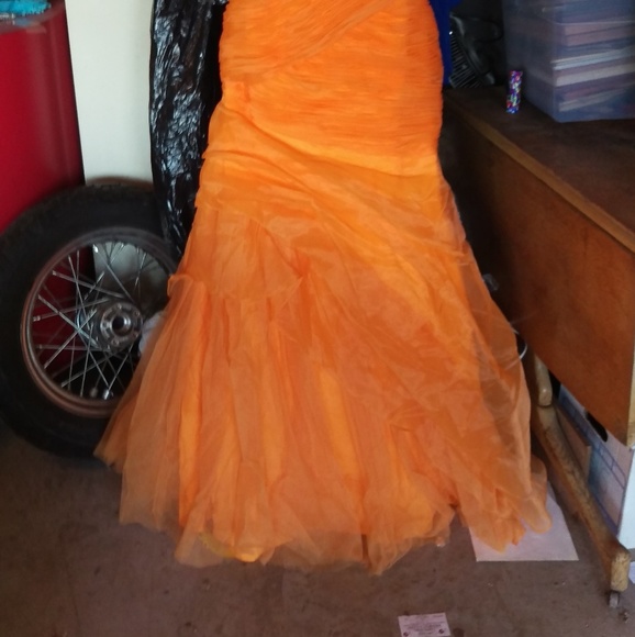 Prom dress - Picture 2 of 7